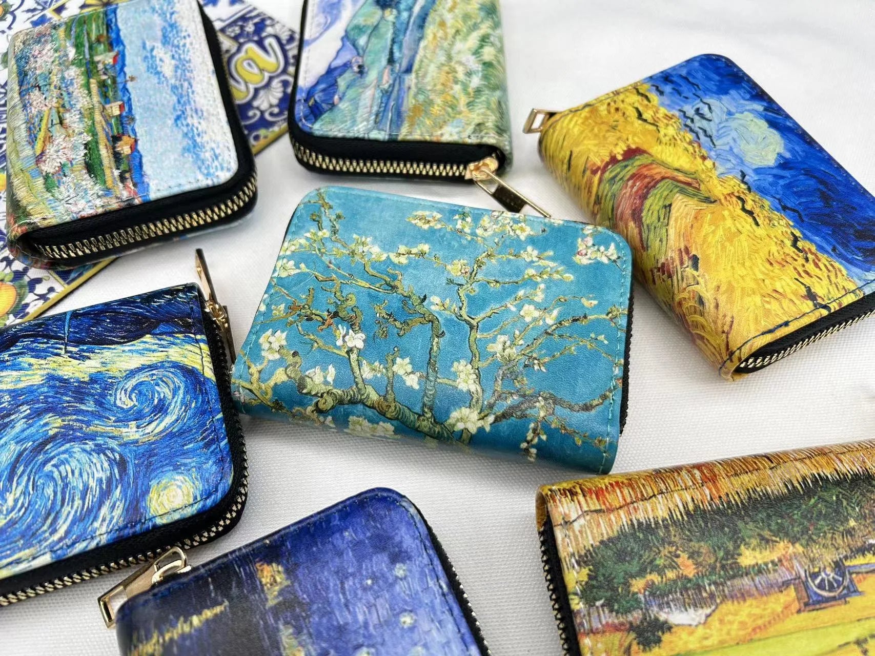 Collezione di portafogli ispirati all'arte: eleganza compatta per gli appassionati di Van Gogh! 🎨