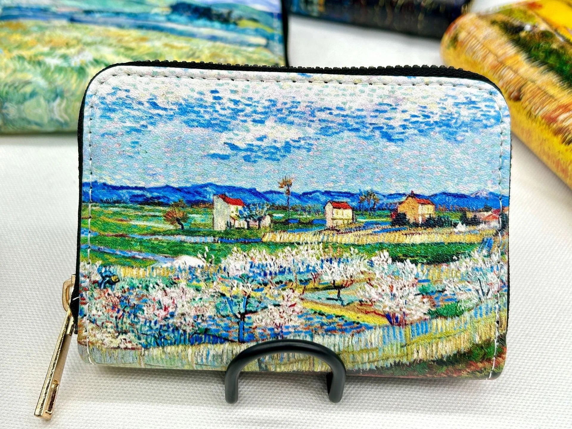 Collezione di portafogli ispirati all'arte: eleganza compatta per gli appassionati di Van Gogh! 🎨