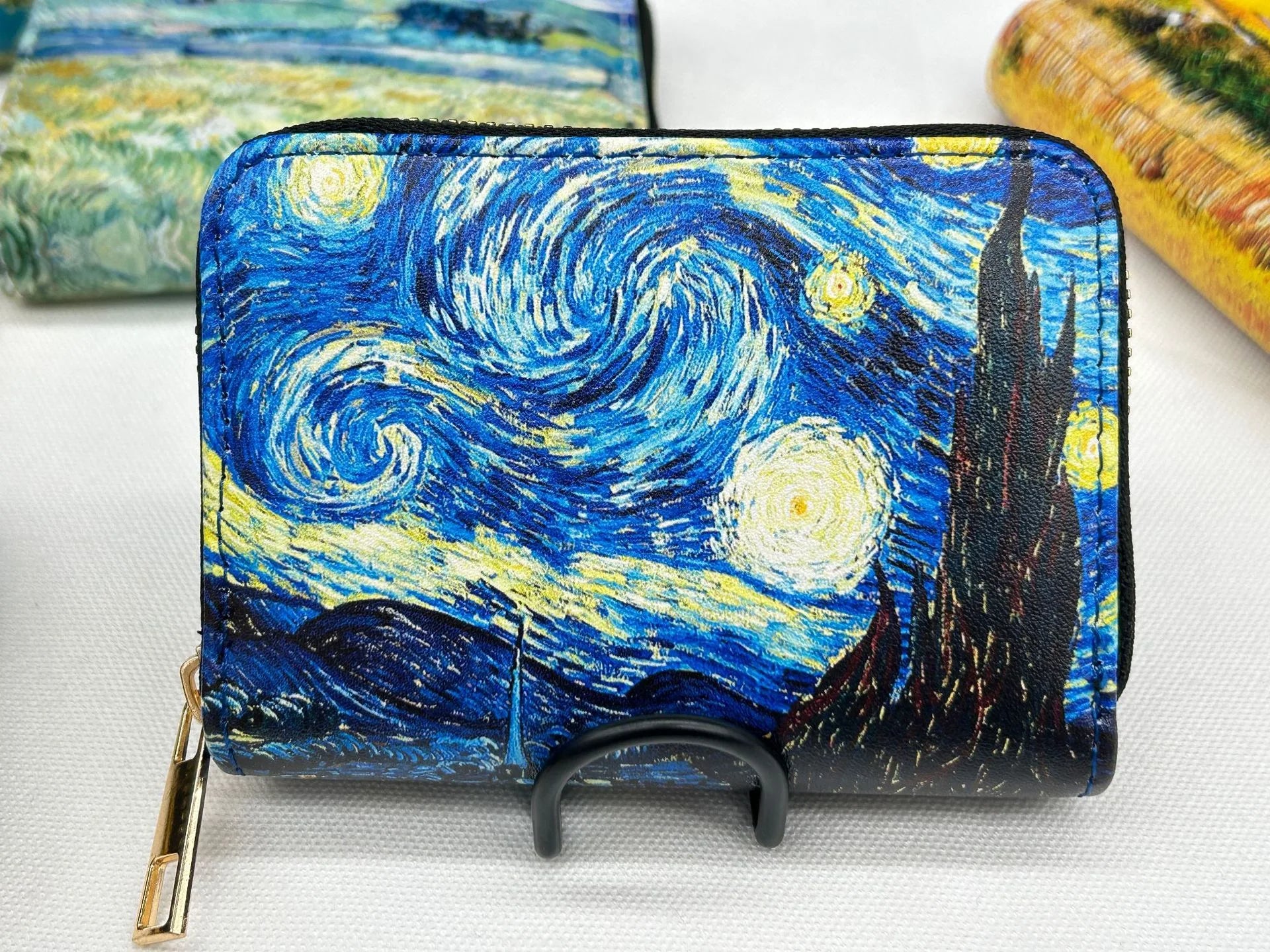 Collezione di portafogli ispirati all'arte: eleganza compatta per gli appassionati di Van Gogh! 🎨