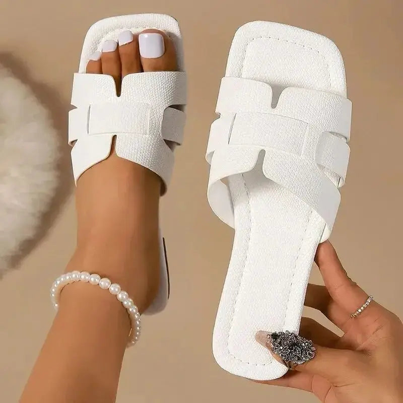 Sandales plates d'été chics pour femmes - Chaussons de plage tendance avec coupe confortable et design élégant