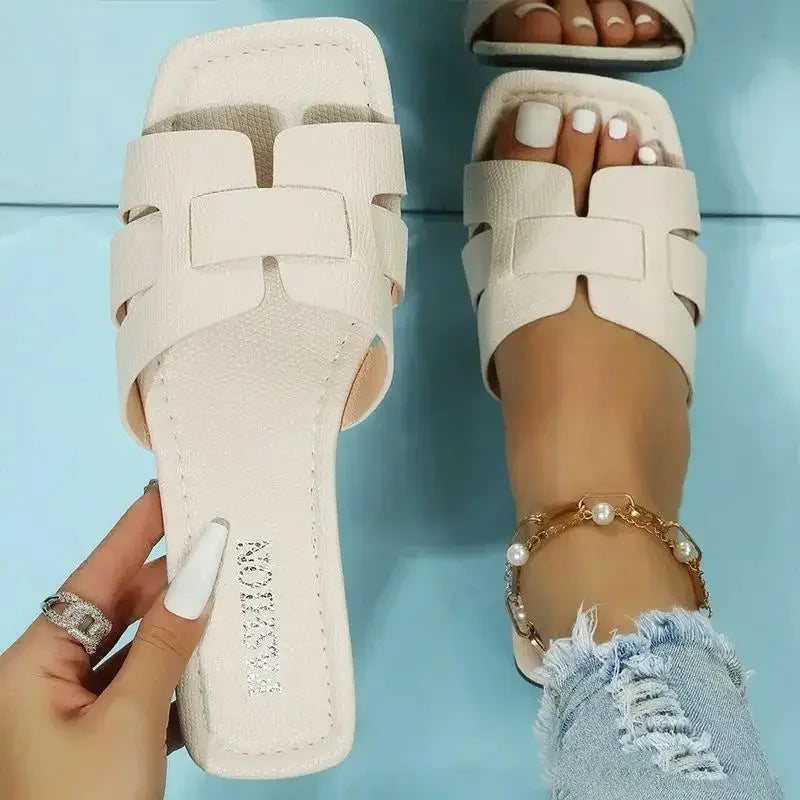 Sandales plates d'été chics pour femmes - Chaussons de plage tendance avec coupe confortable et design élégant