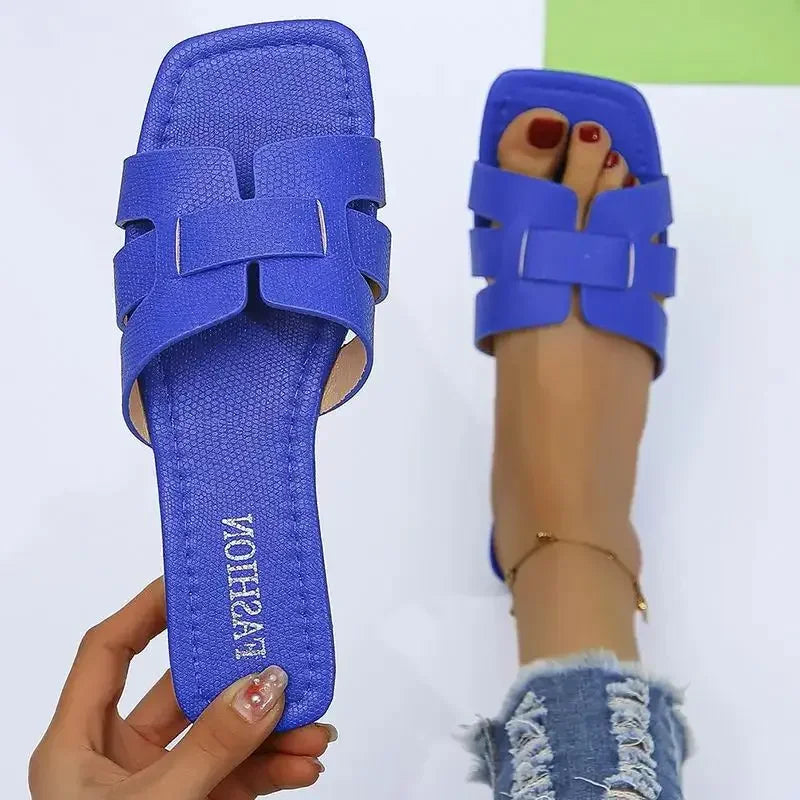 Sandales plates d'été chics pour femmes - Chaussons de plage tendance avec coupe confortable et design élégant