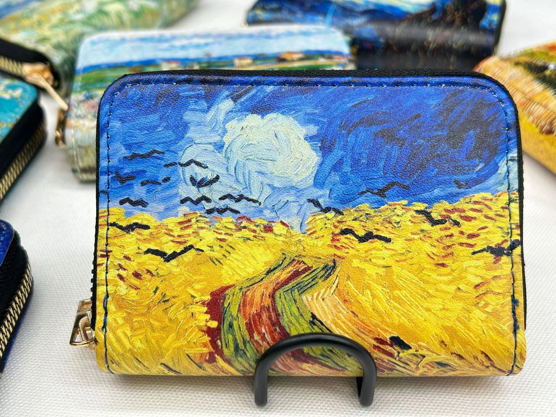 Collezione di portafogli ispirati all'arte: eleganza compatta per gli appassionati di Van Gogh! 🎨