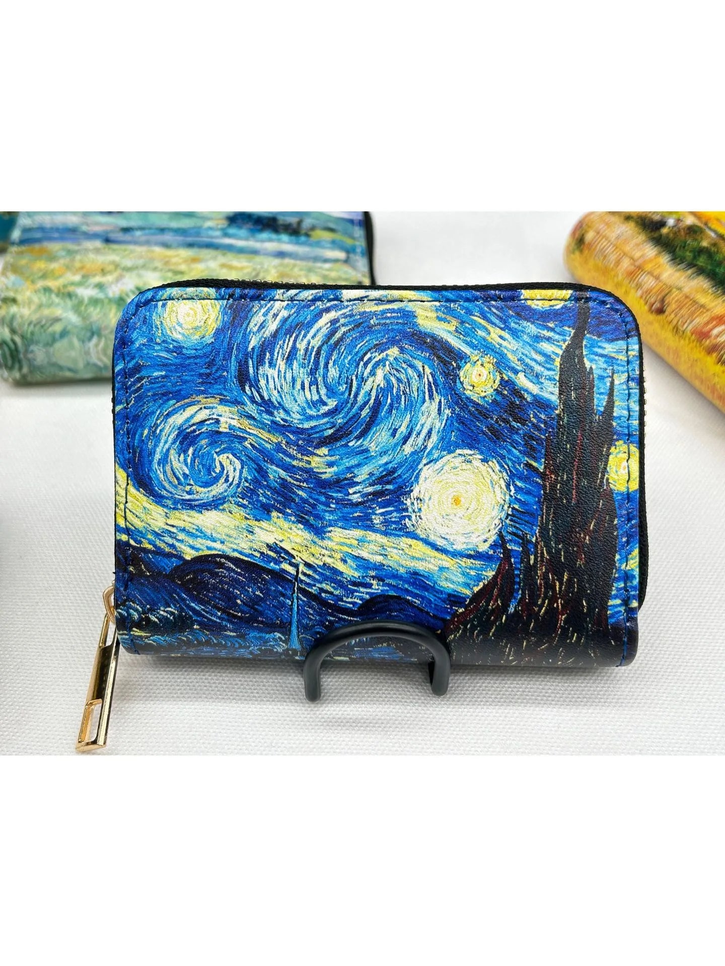 Collezione di portafogli ispirati all'arte: eleganza compatta per gli appassionati di Van Gogh! 🎨